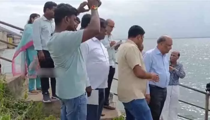 ప్రమాదంలో సింగూరు ప్రాజెక్టు.. నిపుణుల అధ్యయన కమిటీ పరిశీలన ప్రమాదంలో సింగూరు ప్రాజెక్టు.. నిపుణుల అధ్యయన కమిటీ పరిశీలన