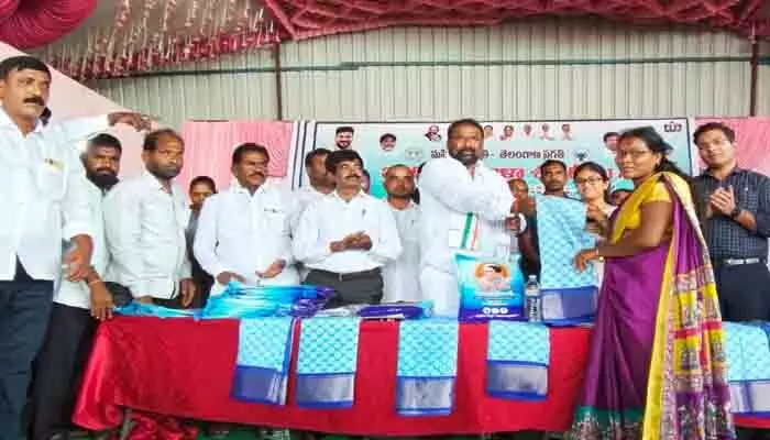 తూకం చీరలు కాదు.. నేత చీరలు ఇస్తున్నాం : మంత్రి వాకిటి శ్రీహరి తూకం చీరలు కాదు.. నేత చీరలు ఇస్తున్నాం : మంత్రి వాకిటి శ్రీహరి