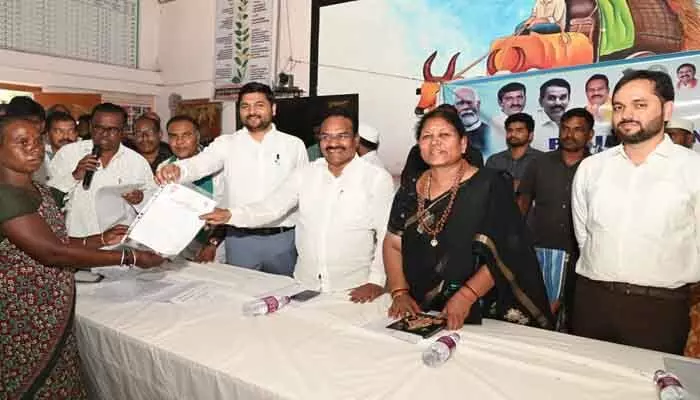 ప్రతి పేదవాడికి ఇల్లు అందించడమే కేంద్ర ప్రభుత్వ లక్ష్యం : ఆదిలాబాద్ ఎంపీ గోడం నగేష్ ప్రతి పేదవాడికి ఇల్లు అందించడమే కేంద్ర ప్రభుత్వ లక్ష్యం : ఆదిలాబాద్ ఎంపీ గోడం నగేష్