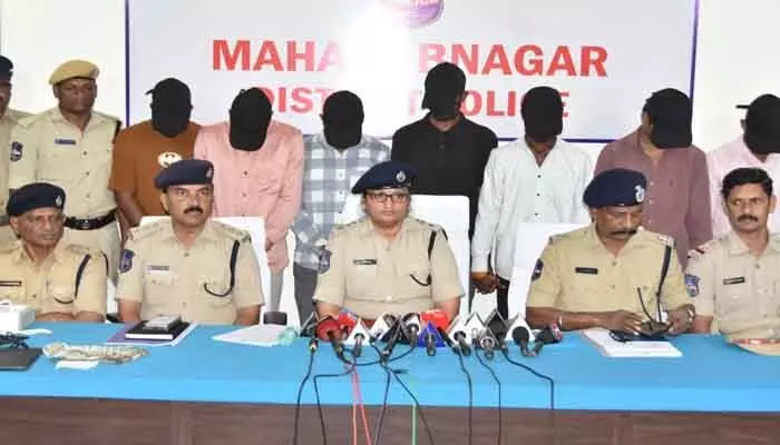 ఫేస్ బుక్ లో ఫైనాన్స్.. వెయ్యి మంది నుంచి రూ. 3 కోట్లు స్వాహా ఫేస్ బుక్ లో ఫైనాన్స్.. వెయ్యి మంది నుంచి రూ. 3 కోట్లు స్వాహా