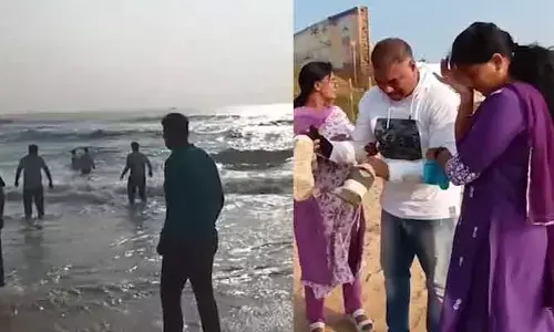 విశాఖ తీరంలో విషాదం.. సముద్రంలో ఇద్దరు విద్యార్థులు గల్లంతు
