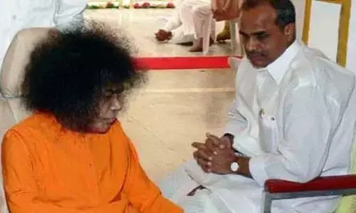 సత్యసాయి ట్రస్ట్ ప్రపంచానికే ఆదర్శం: వైఎస్ షర్మిల