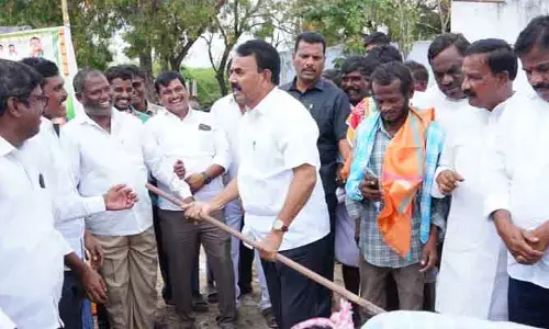 వితంతువుతో ఇందిర‌మ్మ ఇంటికి భూమి పూజ చేయించ‌వ‌ద్దు.. స‌ర్ది చెప్పి మంత్రి జూప‌ల్లి