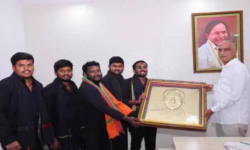 పెంబర్తి ఇత్తడితో  హరీశ్ రావు తండ్రి ఫొటో ఫ్రేమ్