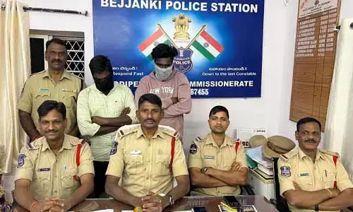 గంజాయి సేవిస్తున్న ఇద్దరు వ్యక్తుల అరెస్ట్