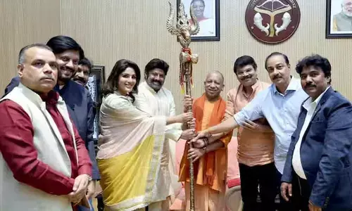 యూపీ సీఎం యోగిని కలిసిన బాలకృష్ణ, అఖండ-2 చిత్ర యూనిట్.. త్రిశూలం బహుకరణ