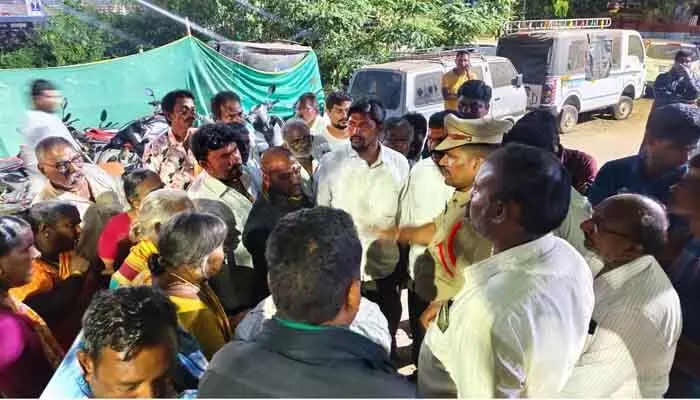 మంగళగిరి | కురగల్లు సోసైటీలో 9 కోట్ల భారీ స్కాం! మంగళగిరి | కురగల్లు సోసైటీలో 9 కోట్ల భారీ స్కాం!