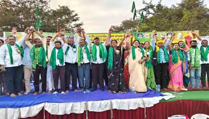 హక్కుల కోసం గళం విప్పిన ఆదివాసీలు.. ధర్మయుద్ద సభ సక్సెస్ హక్కుల కోసం గళం విప్పిన ఆదివాసీలు.. ధర్మయుద్ద సభ సక్సెస్
