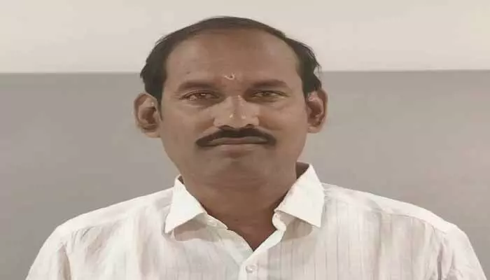 దిశ ఎఫెక్ట్.. రైతుపై దాడి చేసిన మార్కెట్ అధికారి సస్పెండ్ దిశ ఎఫెక్ట్.. రైతుపై దాడి చేసిన మార్కెట్ అధికారి సస్పెండ్