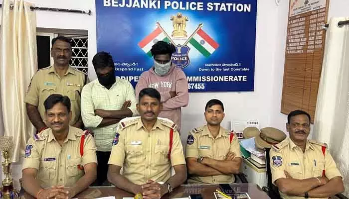 గంజాయి సేవిస్తున్న ఇద్దరు వ్యక్తుల అరెస్ట్ గంజాయి సేవిస్తున్న ఇద్దరు వ్యక్తుల అరెస్ట్