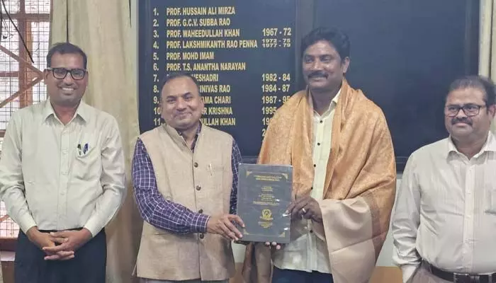 న్యాయ రంగ అభివృద్ధే లక్ష్యం.. డాక్టరేట్ సాధించిన విద్యార్థి నేత కిరణ్ గౌడ్ న్యాయ రంగ అభివృద్ధే లక్ష్యం.. డాక్టరేట్ సాధించిన విద్యార్థి నేత కిరణ్ గౌడ్