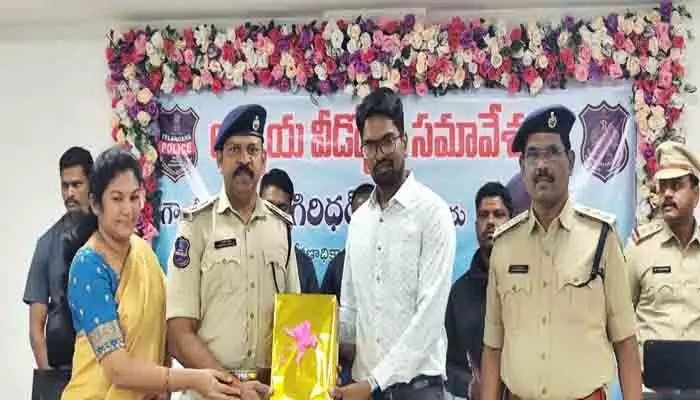 మానవీయ సంబంధాలు కలిగిన వ్యక్తి గా గుర్తుంటారు : కలెక్టర్ ఆదర్శ్ సురభి మానవీయ సంబంధాలు కలిగిన వ్యక్తి గా గుర్తుంటారు : కలెక్టర్ ఆదర్శ్ సురభి