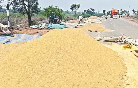 డబ్బులిస్తే ధాన్యం కేటాయింపులు