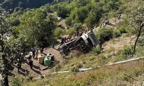 మరో ఘోర ప్రమాదం.. బస్సు లోయలో పడి ఐదుగురు మృతి