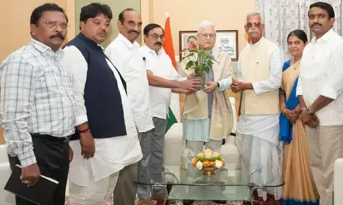 పత్తి రైతుల సమస్యలను గవర్నర్ దృష్టికి తీసుకెళ్లిన రైతు కమిషన్..