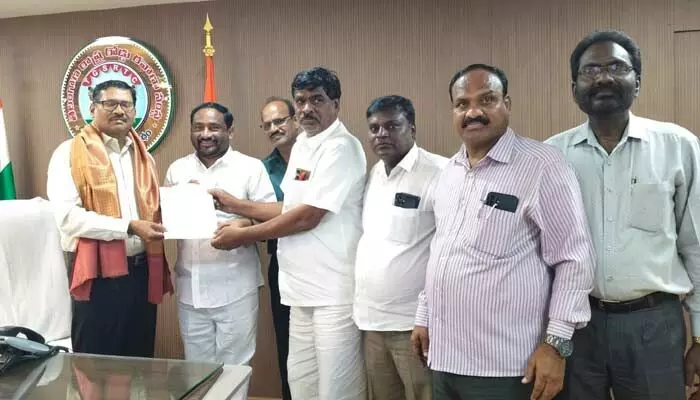 మహిళల ఉచిత ప్రయాణానికి డిజిటల్ కార్డులు ప్రవేశపెట్టండి: ఆర్టీసీ ఎండీకి యూనియన్ వినతి మహిళల ఉచిత ప్రయాణానికి డిజిటల్ కార్డులు ప్రవేశపెట్టండి: ఆర్టీసీ ఎండీకి యూనియన్ వినతి