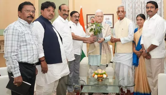 పత్తి రైతుల సమస్యలను గవర్నర్ దృష్టికి తీసుకెళ్లిన రైతు కమిషన్.. పత్తి రైతుల సమస్యలను గవర్నర్ దృష్టికి తీసుకెళ్లిన రైతు కమిషన్..