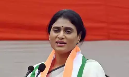 అమ్మేది లేదంటూనే అదానీ చేతిలో పెడుతున్నారు : వైయస్ షర్మిల