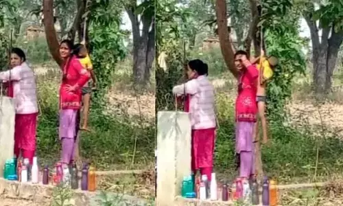 హోంవర్క్ చేయలేదని 4 ఏళ్ల బాలుడిని చెట్టుకు వేలాడదీసిన టీచర్లు