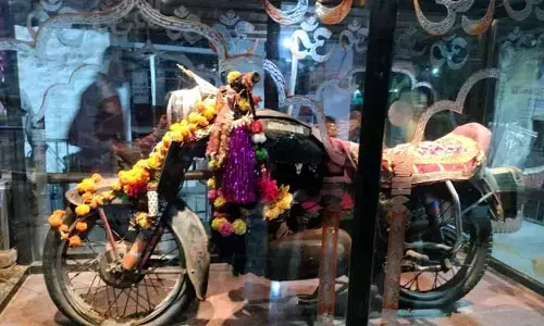 ఇంటర్నెట్లో వైరల్ అవుతున్న బుల్లెట్ బాబా ఆలయం