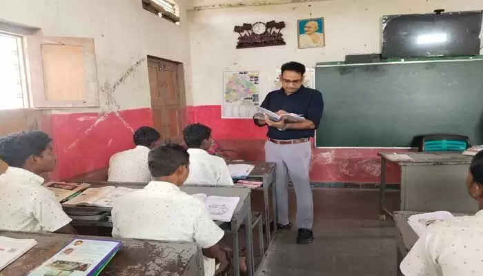 ఉపాద్యాయునిగా మారిన పీఓ ఉపాద్యాయునిగా మారిన పీఓ