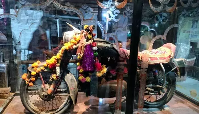 ఇంటర్నెట్లో వైరల్ అవుతున్న బుల్లెట్ బాబా ఆలయం ఇంటర్నెట్లో వైరల్ అవుతున్న బుల్లెట్ బాబా ఆలయం