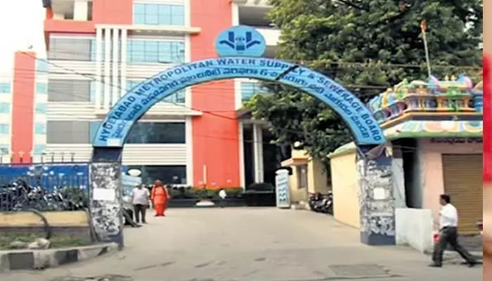 డ్రింకింగ్ వాటర్ తో కారు క్లీనింగ్.. రూ. 10 వేల ఫైన్ డ్రింకింగ్ వాటర్ తో కారు క్లీనింగ్.. రూ. 10 వేల ఫైన్
