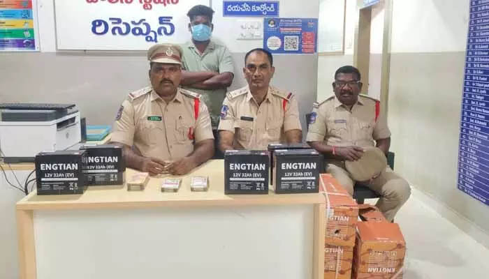 బ్యాటరీల దొంగతనం కేసులో నిందితుడి అరెస్ట్ బ్యాటరీల దొంగతనం కేసులో నిందితుడి అరెస్ట్