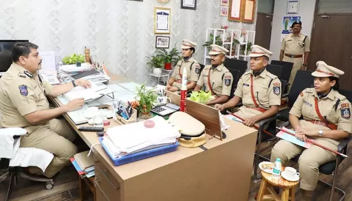 డీజీపీ కార్యాలయంలో ప్రొబేషనరీ ఐపీఎస్లకు ప్రత్యేక ఓరియంటేషన్ డీజీపీ కార్యాలయంలో ప్రొబేషనరీ ఐపీఎస్లకు ప్రత్యేక ఓరియంటేషన్