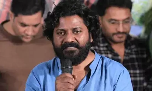 స్టేజ్‌పై కన్నీరు పెట్టుకున్న టాలీవుడ్ డైరెక్టర్.. దయచేసి అలా చేయొద్దంటూ రిక్వెస్ట్