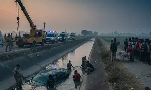 ఘోర రోడ్డు ప్రమాదం: కాలువలో పడిన కారు.. ఐదుగురు మృతి