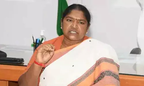 Seethakka: ఆడబిడ్డలకు చీరలు ఇస్తుంటే కేటీఆర్, హరీశ్ రావు కళ్లల్లో నిప్పులు పోసుకుంటున్నారు: సీతక్క