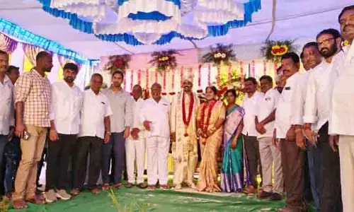 నూత‌న వ‌ధూవ‌రుల‌ను ఆశీర్వ‌దించిన మంత్రి జూప‌ల్లి ఎమ్మెల్సీ గోరెటి వెంక‌న్న