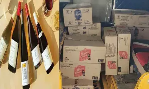 అక్రమంగా తరలిస్తున్న 18 మద్యం కాటన్లు పట్టివేత