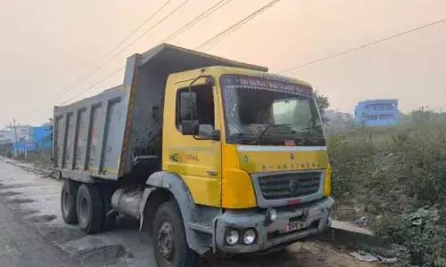 అక్రమంగా ఇసుక తరలిస్తున్న టిప్పర్ పట్టివేత
