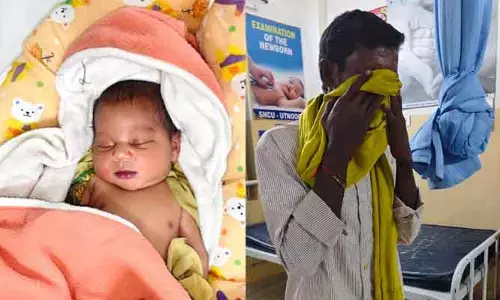 అమ్మ కోసం ఆరాటం..చికిత్స పొందుతున్న శిశువు..!
