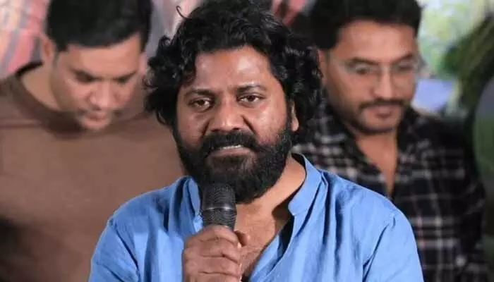 స్టేజ్పై కన్నీరు పెట్టుకున్న టాలీవుడ్ డైరెక్టర్.. దయచేసి అలా చేయొద్దంటూ రిక్వెస్ట్ స్టేజ్పై కన్నీరు పెట్టుకున్న టాలీవుడ్ డైరెక్టర్.. దయచేసి అలా చేయొద్దంటూ రిక్వెస్ట్