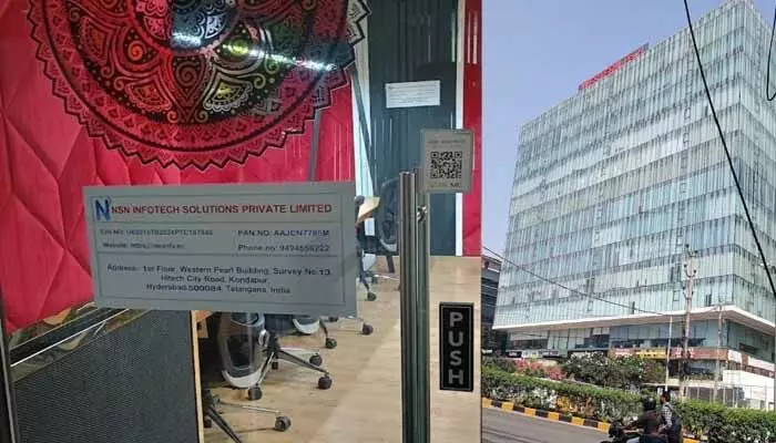 మాధాపూర్లో ఐటీ కంపెనీ పేరుతో భారీ మోసం.. రోడ్డున పడిన 400 మంది మాధాపూర్లో ఐటీ కంపెనీ పేరుతో భారీ మోసం.. రోడ్డున పడిన 400 మంది