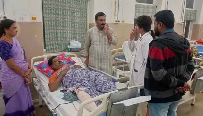 జర్నలిస్టు రవీందర్ కు బీజేఎల్పీ నేత ఏలేటి పరామర్శ జర్నలిస్టు రవీందర్ కు బీజేఎల్పీ నేత ఏలేటి పరామర్శ