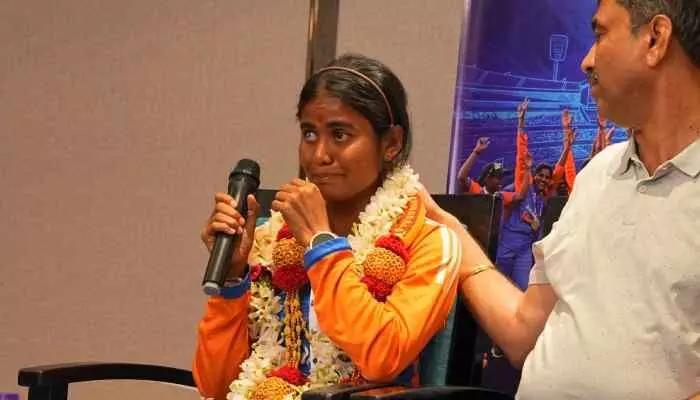 అంధుల క్రికెట్ కెప్టెన్ కన్నీళ్లు.. కుళ్లిన పండ్లు తిని మరీ ! అంధుల క్రికెట్ కెప్టెన్ కన్నీళ్లు.. కుళ్లిన పండ్లు తిని మరీ !