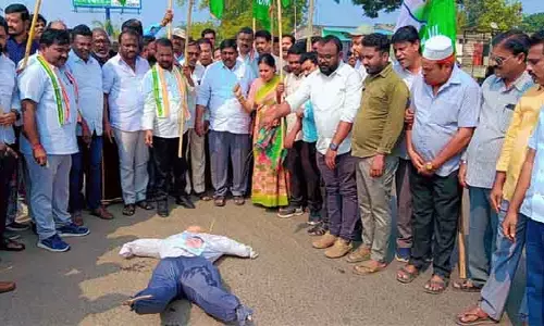 సీఎం పై అనుచిత వ్యాఖ్యలు చేస్తే ఊరుకోం.. మాజీ మంత్రి హరీష్ రావు దిష్టిబొమ్మ దహనం