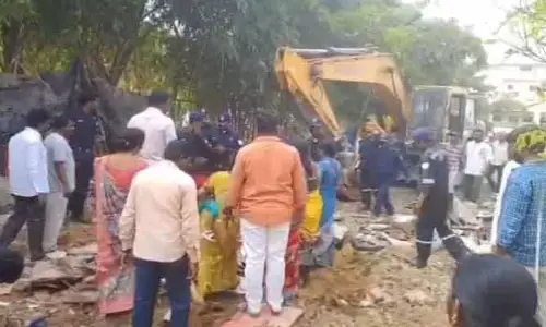 హైడ్రా కూల్చివేతలతో కూకట్‌పల్లిలో ఉద్రిక్తత