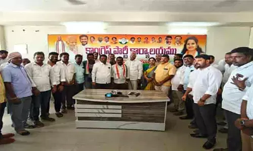 ఎమ్మెల్యే కడియం శ్రీహరిని కలిసిన జిల్లా అధ్యక్షురాలు ధన్వంతి