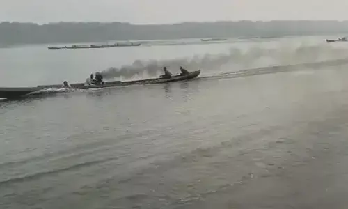 Boat Race: చేపల వేట కోసం.. గోదావరిలో పడవ పోటీలు