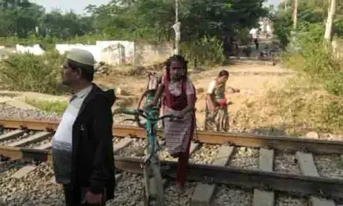 పాఠాలు వినాలంటే పట్టాలు దాటాల్సిందే