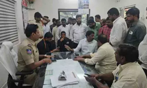 జడ్చర్ల పోలీస్ స్టేషన్‌లో భూత్పూర్ కాంగ్రెస్ నేత రచ్చ