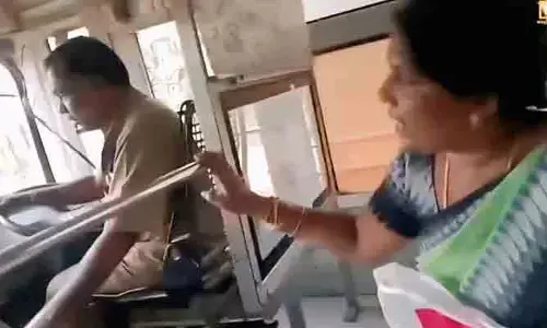ఆర్టీసీ డ్రైవ‌ర్ తో మ‌హిళ‌ల వాగ్వాదం