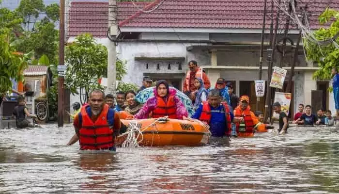 ఇండోనేషియాలోని ఆకస్మిక వరదల బీభత్సం,, 17 మంది మృతి ఇండోనేషియాలోని ఆకస్మిక వరదల బీభత్సం,, 17 మంది మృతి