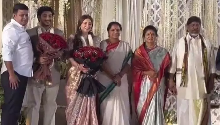 భట్టి కుమారుడి నిశ్చితార్థానికి కవిత.. చీర డిజైన్పై బీఆర్ఎస్ ట్రోల్స్ భట్టి కుమారుడి నిశ్చితార్థానికి కవిత.. చీర డిజైన్పై బీఆర్ఎస్ ట్రోల్స్