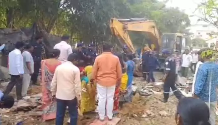 హైడ్రా కూల్చివేతలతో కూకట్పల్లిలో ఉద్రిక్తత హైడ్రా కూల్చివేతలతో కూకట్పల్లిలో ఉద్రిక్తత